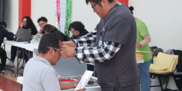 Baltazar Narciso y Reyna Córdova fortalecen la salud visual de familias de Xiutetelco con entrega de lentes gratuitos